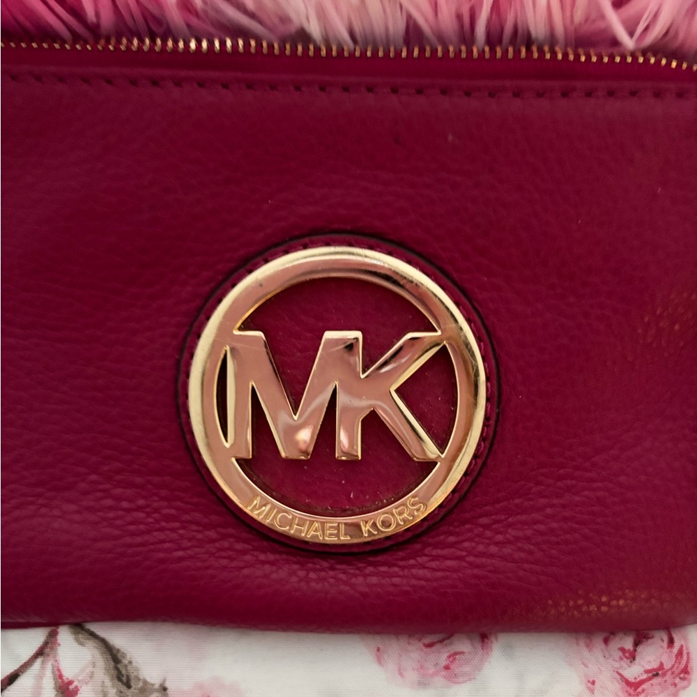 Michael Kors wristlet in excellent condition with tag. The color is maroon - Picture 4 of 5